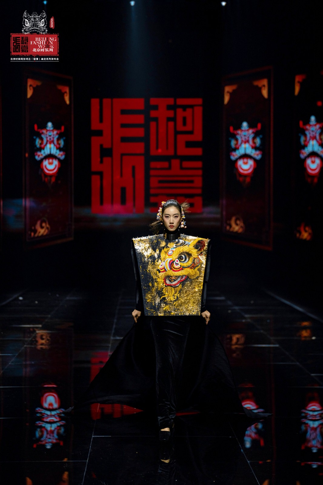 張珂嘉“醒獅”大秀亮相北京時裝周