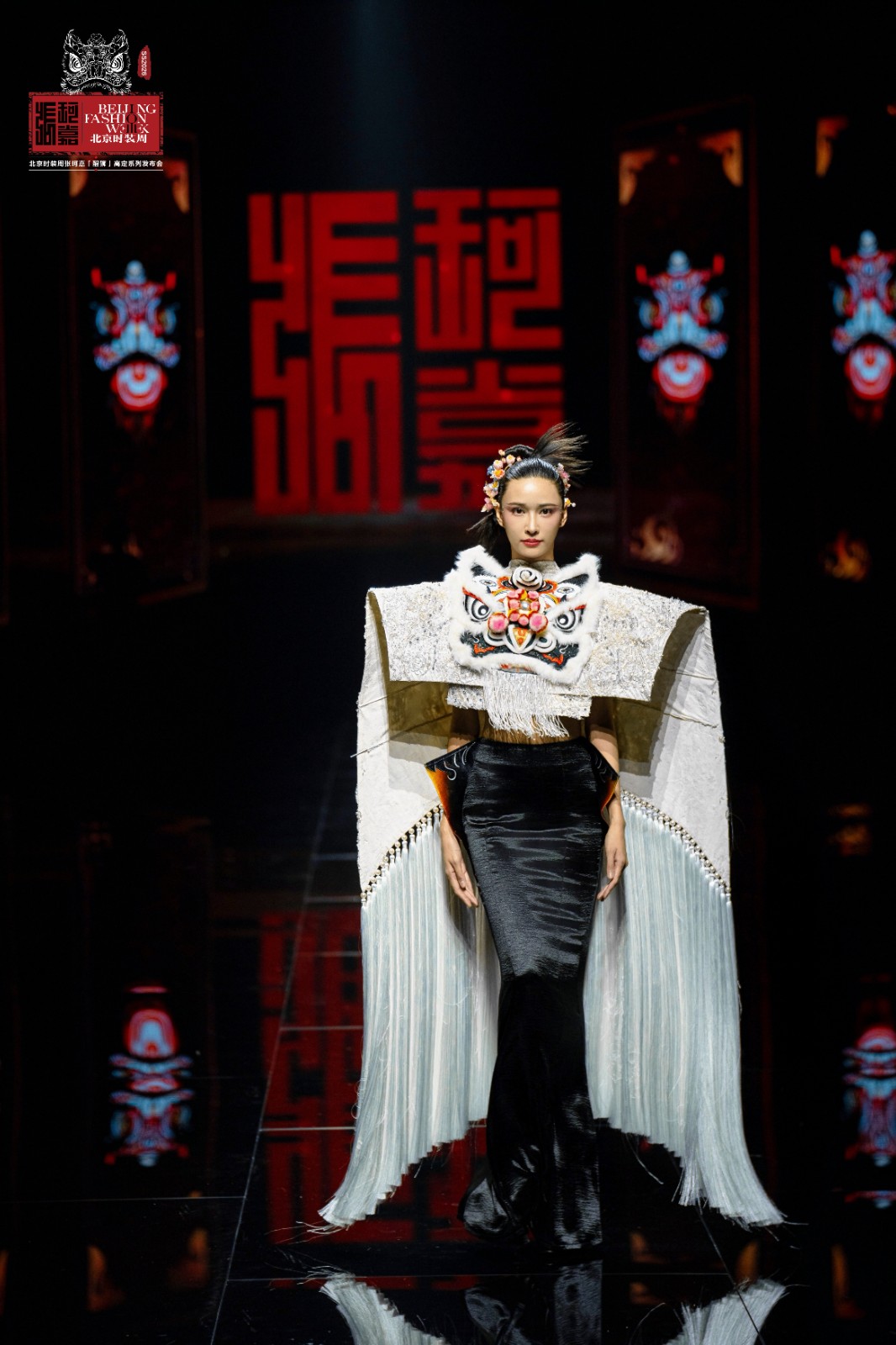張珂嘉“醒獅”大秀亮相北京時裝周