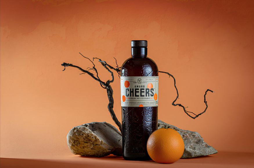 當(dāng)柑橘的明亮化作視覺(jué)語(yǔ)言：Studio La Regina為Amaro Cheers打造苦艾酒包裝設(shè)計(jì)的啟示